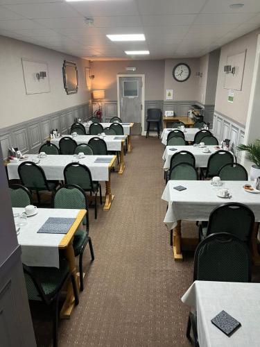 Clifton Private Hotel - image 3