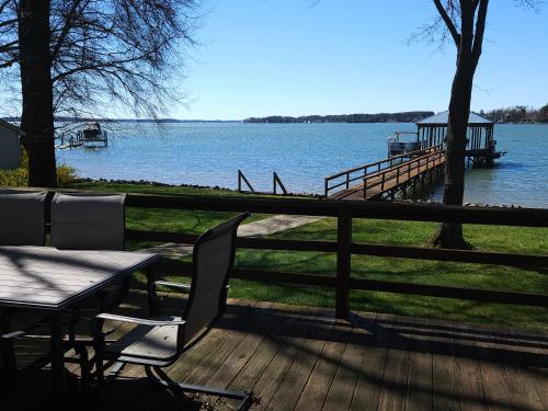 Lakefront Paradise in Mooresville, USA