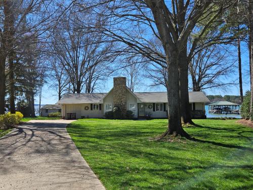 Lakefront Paradise in Mooresville, USA