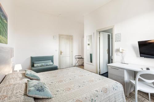 Standard Double Room with City View image 10