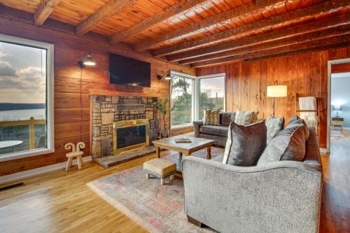 Henderson Cabin with Deck and Scenic Lake Views! in Henderson, USA