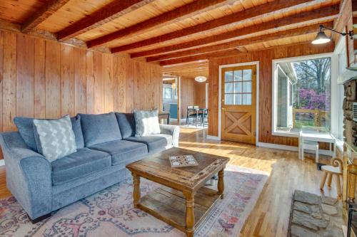 Henderson Cabin with Deck and Scenic Lake Views! in Henderson, USA