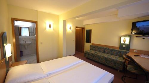2 twin beds, 1 sofa bed