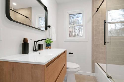 New Paltz Zen Wellness Cabin w/ Hot Tub in New Paltz, USA