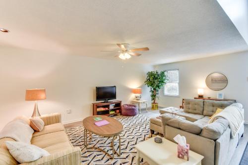 Charming Seneca Home - 3 Mi to Memorial Stadium! in Seneca, USA