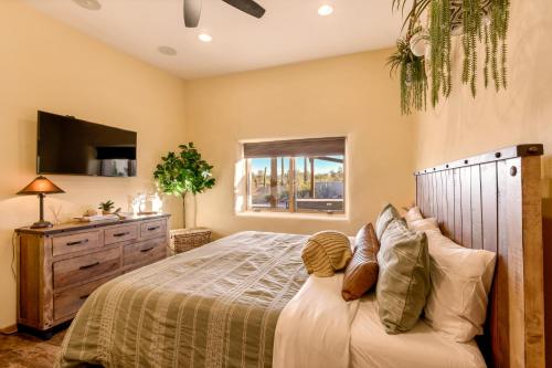 Peaceful Desert Retreat - Stunning Views - Pool Spa, Backyard, Music - Tucson ! near เกทส์ พาส