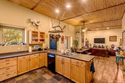 Peaceful Desert Retreat - Stunning Views - Pool Spa, Backyard, Music - Tucson ! near พิพิธภัณฑ์สัตว์ป่านานาชาติ