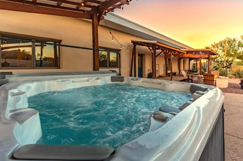 อ่างแช่น้ำร้อน, Peaceful Desert Retreat - Stunning Views - Pool Spa, Backyard, Music - Tucson ! near เกทส์ พาส