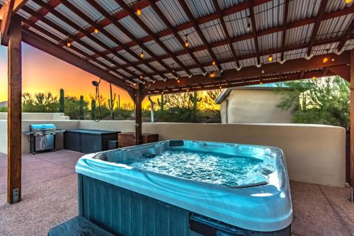 อ่างแช่น้ำร้อน, Peaceful Desert Retreat - Stunning Views - Pool Spa, Backyard, Music - Tucson ! near พิพิธภัณฑ์สัตว์ป่านานาชาติ