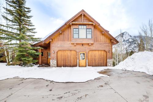 Spacious Frisco Home with Hot Tub and Mountain Views!