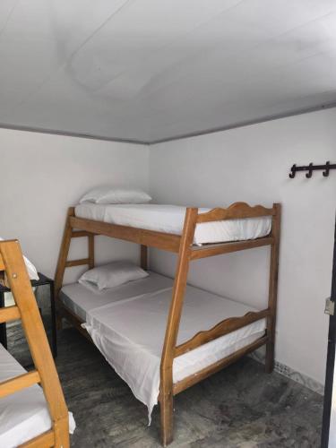 1 twin bed, 4 bunk beds