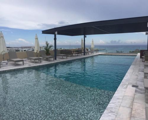Oceanview Rooftop Pool Steps to 5th Ave and Beach