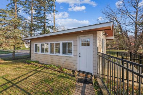 Cozy Lakefront Studio On Long Lake! home