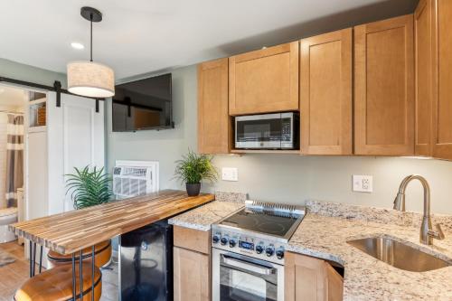 Cozy Lakefront Studio On Long Lake - image 3