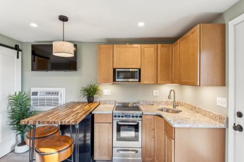 Cozy Lakefront Studio On Long Lake - image 14