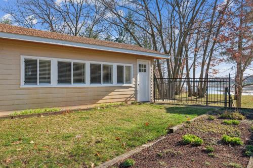 Cozy Lakefront Studio On Long Lake! home