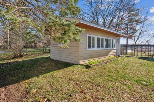 Cozy Lakefront Studio On Long Lake - image 6
