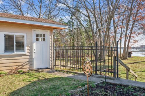 Cozy Lakefront Studio On Long Lake! home