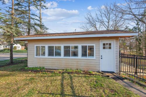 Cozy Lakefront Studio On Long Lake - main image