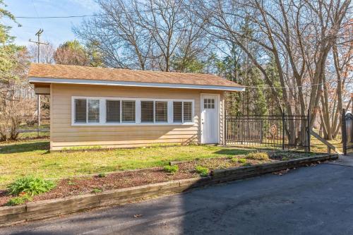Cozy Lakefront Studio On Long Lake - image 11
