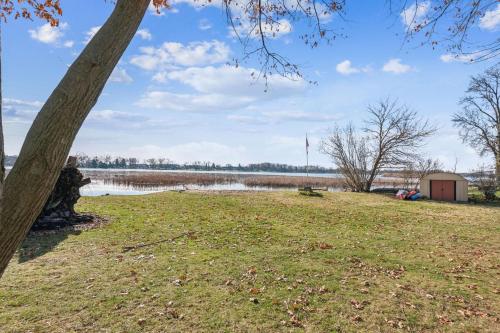 Cozy Lakefront Studio On Long Lake - image 12
