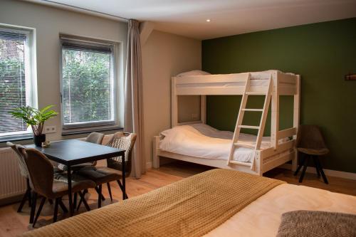 1 queen bed, 1 double bed, 1 twin bed