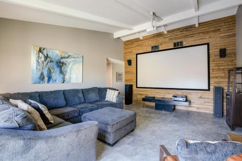 Retreat with Theater Room and Pool Deck in Palm Desert in Palm Desert, USA