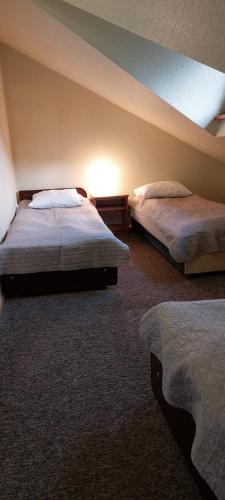 4 twin beds
