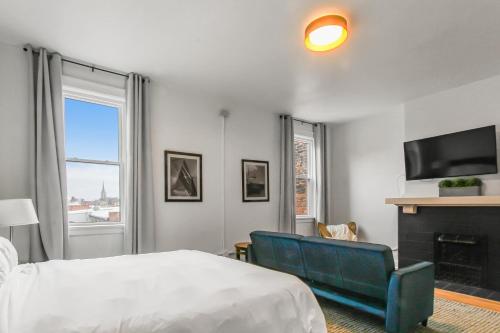 1 king bed, 1 sofa bed