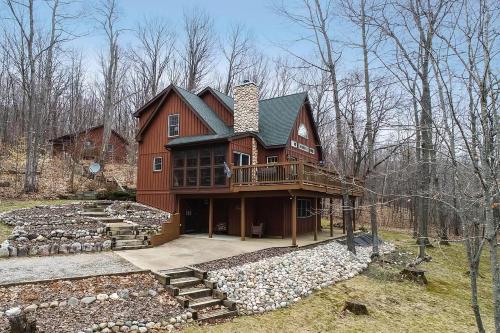 3-Storey Home with Gorgeous Deck on Bows Lake ➠ 9776