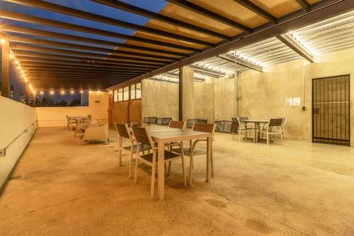 L304 Studio apt 2Bdrm 1bath Fits 6 AC Rooftop - Tap to explore photos