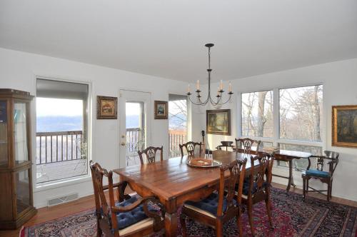 Panorama Peak View- Million Dollar View! in Berkeley Springs, USA