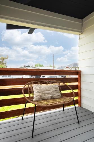 Balcony/terrace, *Golden Getaway* 5 Beds / 8 Minutes to Downtown in Shelltown