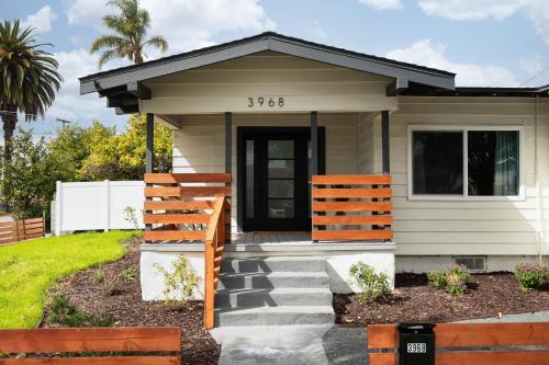 Exterior view, *Golden Getaway* 5 Beds / 8 Minutes to Downtown in Shelltown