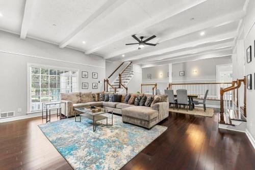 Mansion With Private Pool Basketball & Tennis courts in Fayetteville (GA)