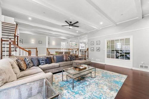 Mansion With Private Pool Basketball & Tennis courts in Fayetteville (GA)