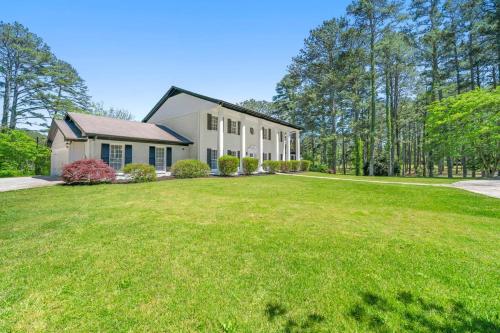 Mansion With Private Pool Basketball & Tennis courts in Fayetteville (GA)