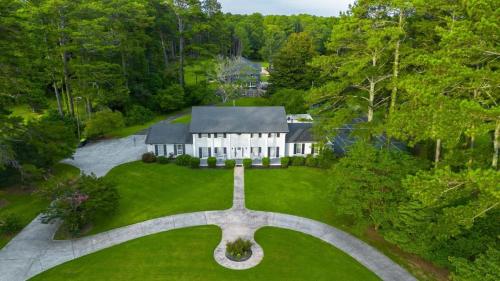 Mansion With Private Pool Basketball & Tennis courts in Fayetteville (GA)