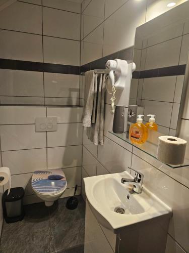 浴室, 200qm Work and Stay 4 Schlafzimmer jedes Zimmer mit eigenem Badezimmer, Neu Modernisiert in 埃施韋勒