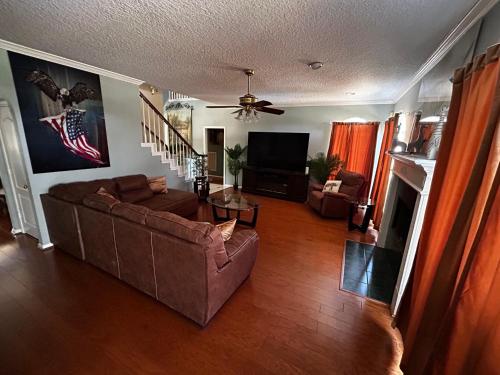 BEAUTIFUL VACATION HOME RENTAL WITH TROPICAl STYLE HEATED POOL & HOT TUB in Alvin, USA