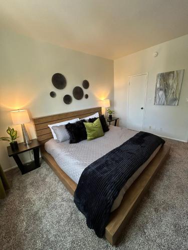 Beverly Hills Midle City 1 br Apt with Parking 202 in Los Angeles, USA