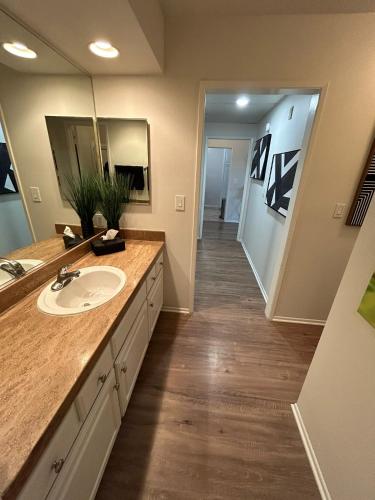 Beverly Hills Midle City 1 br Apt with Parking 202