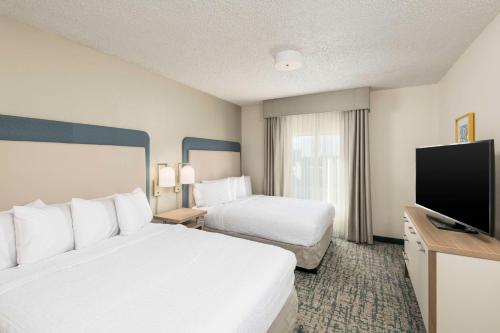Two Bedroom Suite with One King and Two Queen Beds - Non-Smoking image 6