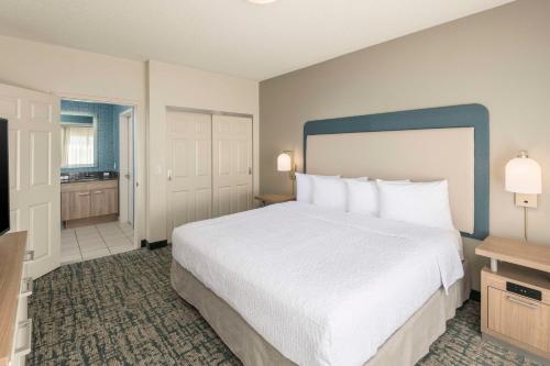 One-Bedroom King Suite - Non-Smoking image 6
