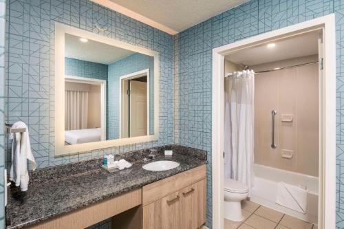 One-Bedroom King Suite - Non-Smoking image 10