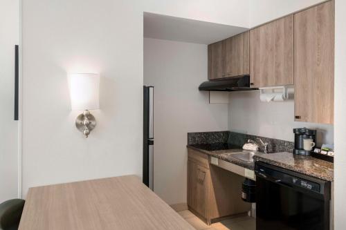King Suite - Mobility Access/Non-Smoking image 5