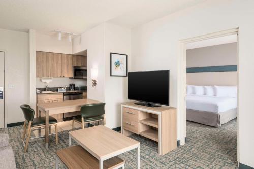 One-Bedroom King Suite - Non-Smoking image 8
