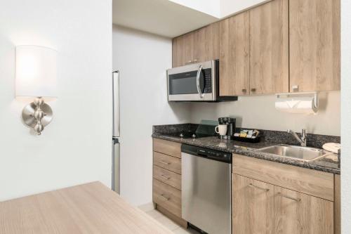One-Bedroom King Suite - Non-Smoking image 9
