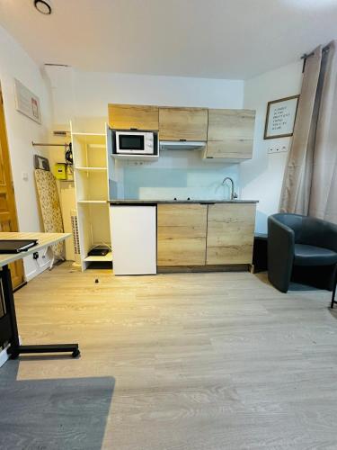 Kitchen, BtoBed - Location Professionnelle - 2 Studios Confort - Proche Parc des Expos et Stade de France in La Courneuve