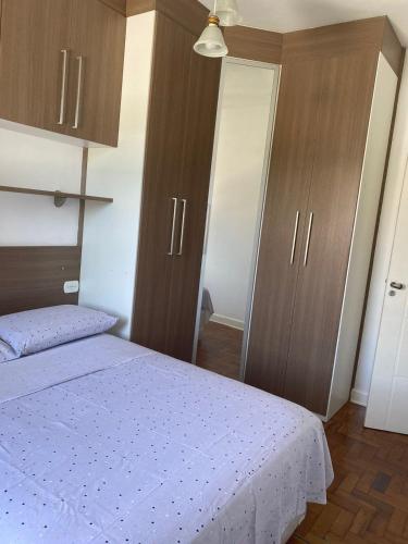 Apto/garagem coberta/900m-Centro